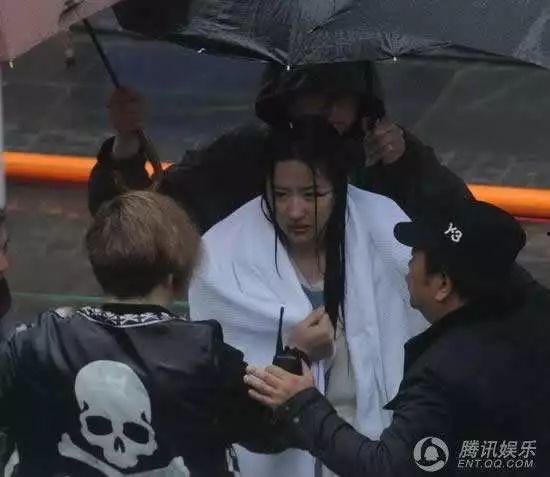 娱乐吃瓜酱爷爷淋雨,娱乐吃瓜酱背后的感人故事